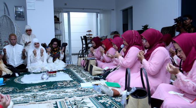 Ibu-ibu pengajian dengan baju pink memanjatkan doa untuk kebahagiaan Risty Tagor (Wimbarsana/Bintang.com)