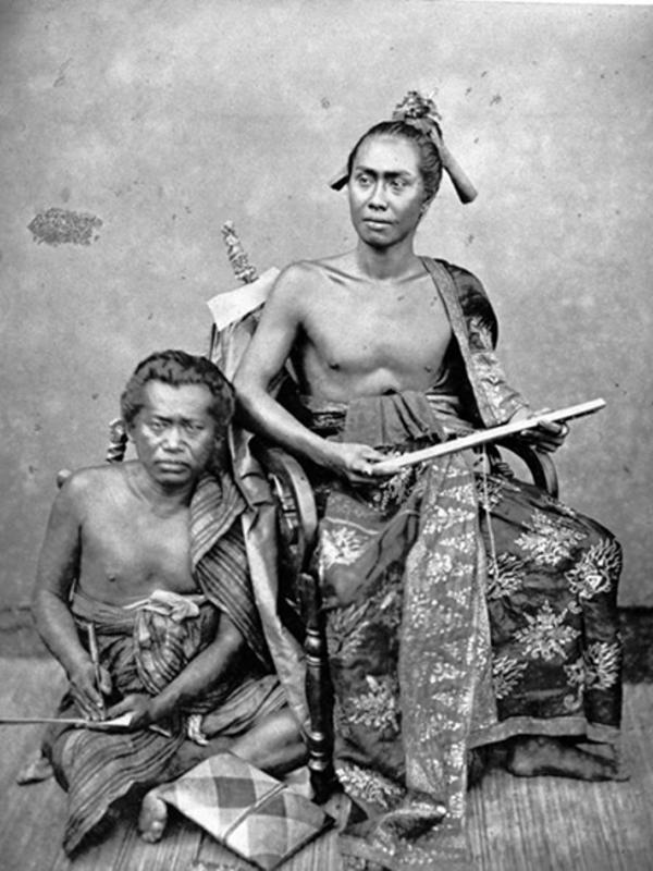 Raja Buleleng dan Sekretarisnya, Bali (circa 1875 ) | via: wowshack.com
