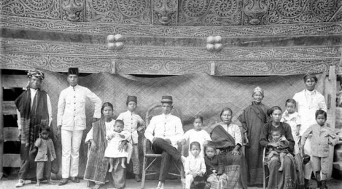Kepala Keluarga Batak Toba di Depan Rumahnya, Sumatera Utara (circa 1900) | via: wowshack.com