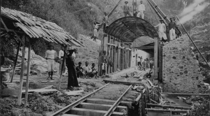 Pekerja Pembangunan Terowongan Kereta Api di pegunungan Jawa (circa 1910) | via: wowshack.com