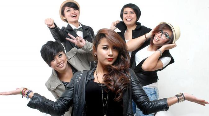 SHE merupakan grup band asal Bandung yang terkenal dengan hits Slow Down Baby. (foto: http://shebandmusic.com)