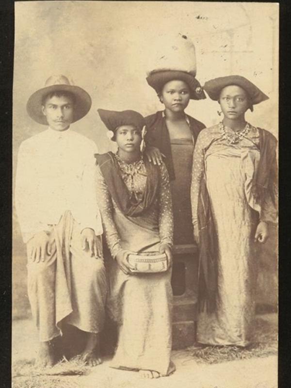 Keluarga Batak (circa 1910) | via: wowshack.com