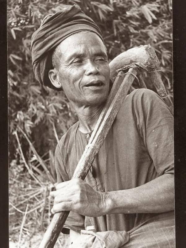 Petani Batak, Sumatra (circa 1919) | via: wowshack.com