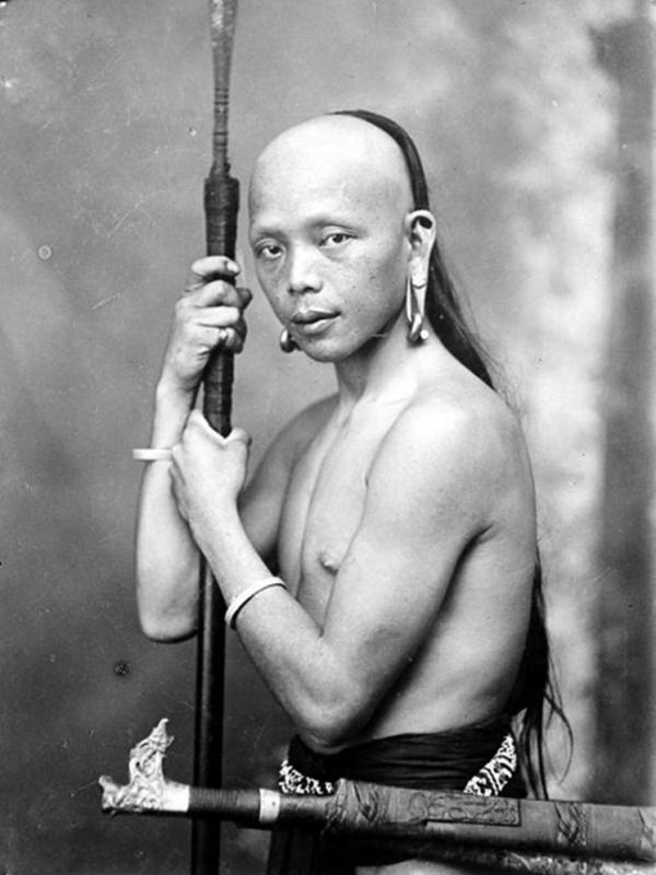 Lelaki Dayak yang Beranting dan Memegang Tombak (circa 1919) | via: wowshack.com