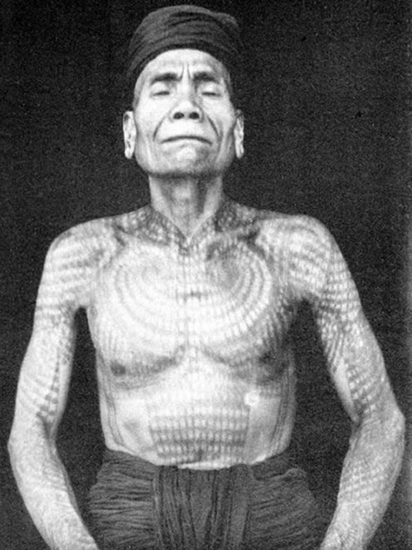 Seorang Lelaki Dayak dengan Tato Tradisional (circa 1896) | via: wowshack.com