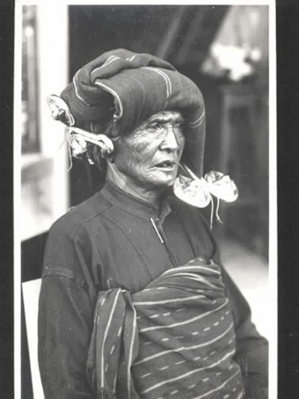 Perempuan Tua Batak, Sumatra (circa 1919) | via: wowshack.com