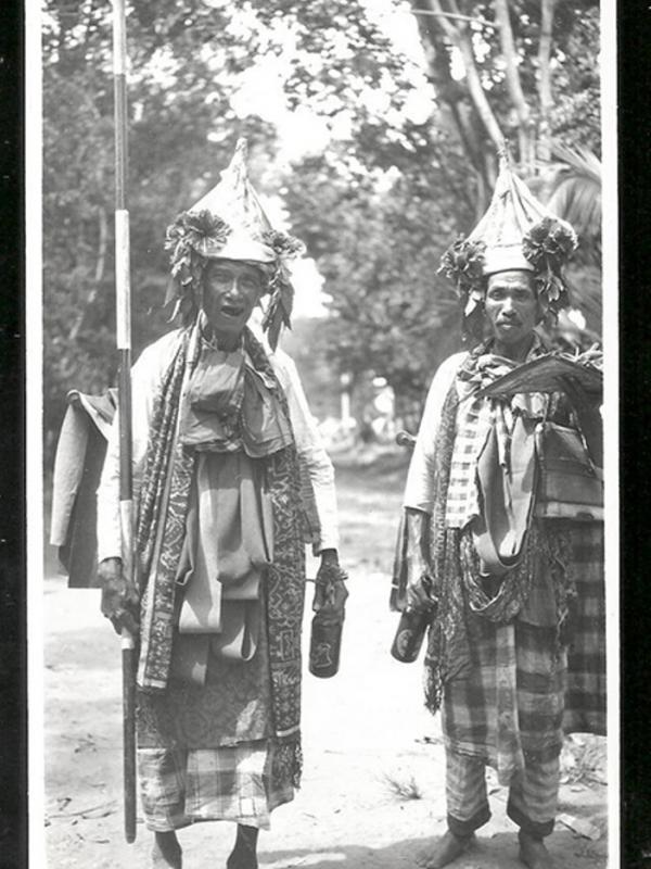 Penari Baris Minum Arak, Bali (circa 1918) | via: wowshack.com