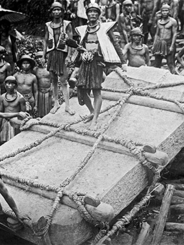 Para Pemuda Suku Nias Memindahkan Sebuah Batu Besar (circa 1915) | via: wowshack.com