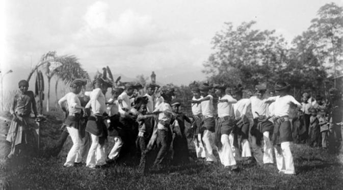 Pertunjukkan Tari Seudati di Samalanga, Bireun, Aceh (circa 1907) | via: wowshack.com