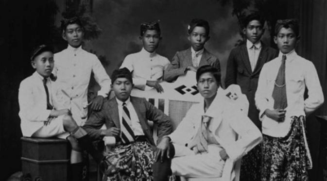 Pelajar STOVIA, Sekolah Kedokteran Saat Itu, Batavia (circa 1919) | via: wowshack.com