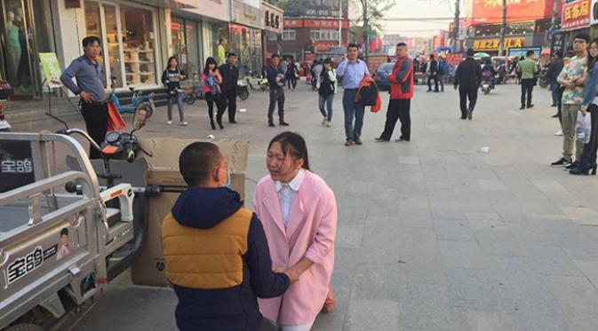 Yuanyuan dan Jia saat adu argumen di jalan Sanhe, Tiongkok