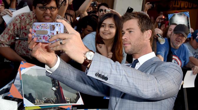 Chris Hemsworth (Thor) selfie bersama penggemar di gala premier 'Avengers: Age of Ultron'. Foto: MTV