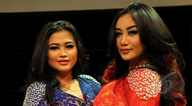 Duo Serigala menggelar konferensi pers terkait kasus penyebaran foto vulgar di media sosial, Jakarta, Kamis (16/4/2015). Duo Serigala telah melaporkan kasus tersebut kepada pihak kepolisian sebagai pencemaran nama baik. (Liputan6.com/Faisal R Syam)