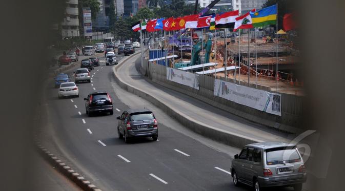 Sebuah spanduk KAA terpasang disalah satu dinding pembatas proyek MRT di kawasan Senayan, Jakarta, Jumat (17/4/2015). Pemprov DKI Jakarta mengaku sudah siap 95 persen untuk menggelar KAA. (Liputan6.com/Johan Tallo)