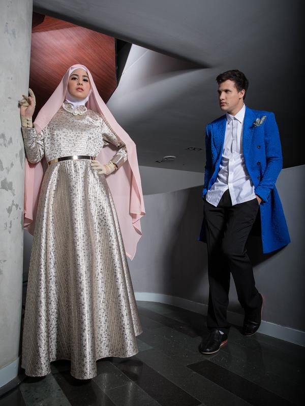 Risty Tagor; Hijab & dress by laricaboutique IG @laricaboutique, sarung tangan by Normamoi IG @normahauri, kalung by number9 IG @nubernineonline. Stuart Collin:  blazer by Yudhistira IG @yudhistira_tyra. Make up by Devrio. (Fathan Rangkuti/Bintang.com)