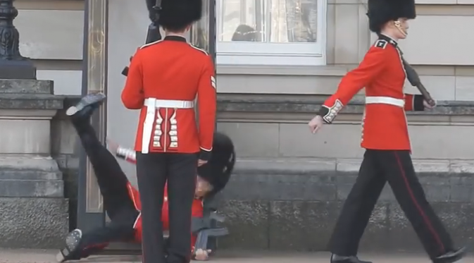 Detik-detik saat seorang penjaga Buckingham palace itu jatuh pun terekam oleh kamera pengunjung.