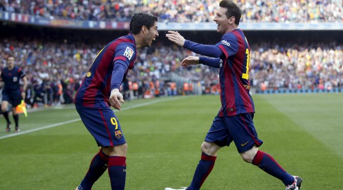 Lionel Messi dan Luis Suarez merayakan gol ke gawang Valencia (Reuters)