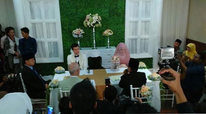 Suasana pasca Stuart Collin mengucapkan ijaq qabul untuk menikah Risty Tagor (Joanzen Yoka/Bintang.com)