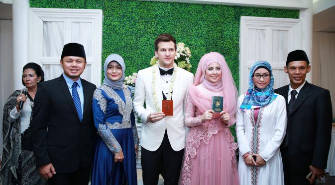 Risty Tagor - Stuart Collin berfoto bersama kerabat seusai acara akad nikah.(M. Akrom Sukarya/Bintang.com)