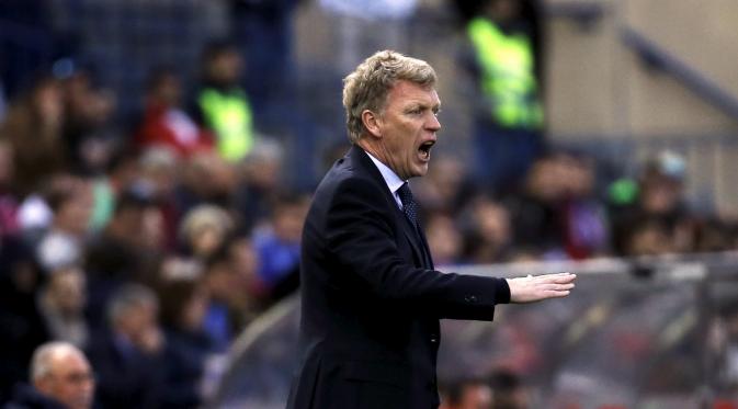 Real Sociedad's coach David Moyes reacts during their Spanish first division soccer match against Atletico Madrid at Vicente Calderon stadium in Madrid April 7, 2015. REUTERS/Susana Vera