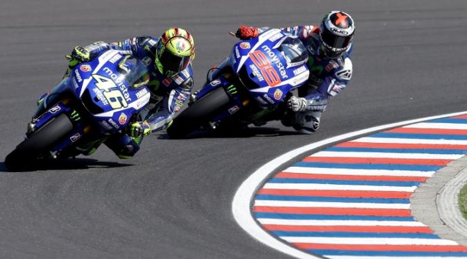 Rossi dan Lorenzo saat balapan di MotoGP San Marino.  (AP Photo/Natacha Pisarenko)