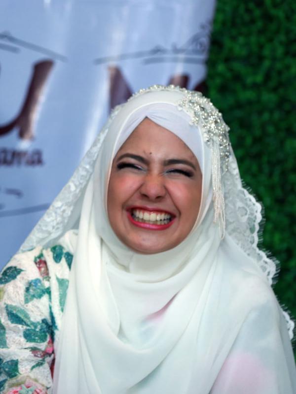 Wajah Risty Tagor terlihat lucu sekali saat ia tertawa, meskipun begitu ia terlihat anggun dengan busana motif bunga-bunga. (Fathan Rangkuti/Bintang.com)
