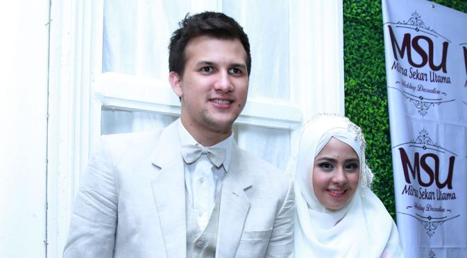 Risty Tagor tampak mesra menggandeng tangan dari sang suami, Stuart Collin. (M. Akrom Sukarya/Bintang.com)