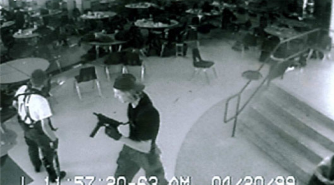 Eric Harris dan Dylan Klebold,  yang melepaskan tembakan membabi buta di sekolah Columbine. (Wikiapedia)