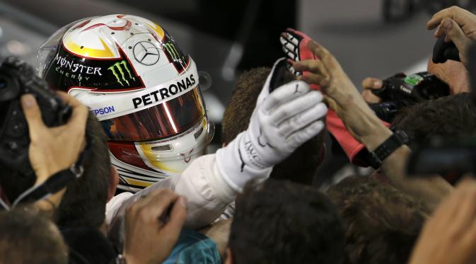 Pebalap Mercedes, Lewis Hamilton, menjuarai GP Bahrain (Reuters)