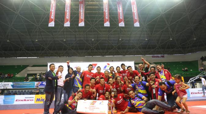 Tim putra Jakarta Electric PLN juara Pertamina Proliga 2015 (Helmi Afandi)
