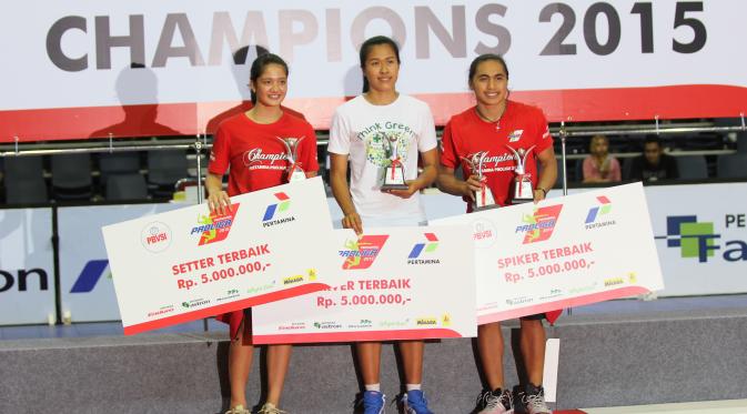 Pemain Jakarta Electric PLN Aprilia S Manganang meraih penghargaan sebagai top skor dan spiker terbaik Pertamina Proliga 2015 (Helmi Afandi)