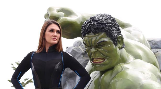 Luna Maya sebagai brand ambasador Black Widow. Foto: Disney Indonesia