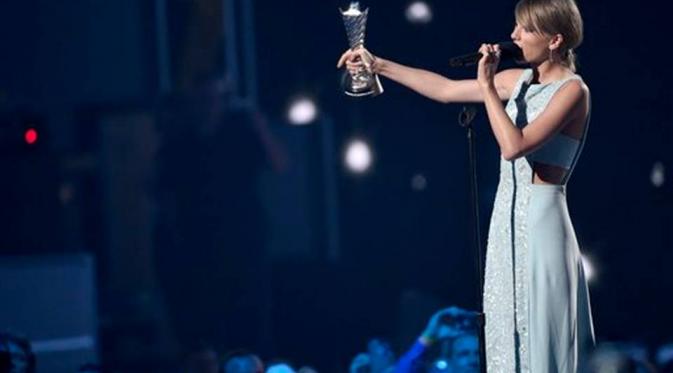 Taylor Swift menerima penghargaan Academy of Country Music Awards