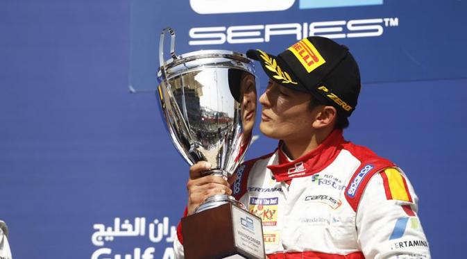 Rio Haryanto mencium trofi kemenangannya di Race 2 (Sprint Race) balap GP2 seri Bahrain di Sirkuit Internasional Sakhir, Bahrain, 19 April 2015. (photo by gp2series)