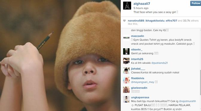 Al mengunggah foto masa kecilnya yang memperlihatkan wajah polosnya dengan keterangan foto yang menggelitik. (foto: Instagram.com/alghazali7)