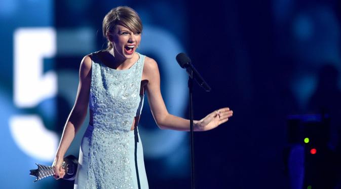 Taylor Swift saat menerima penghargaan di ajang ACM Award 2015. (foto: justjared)