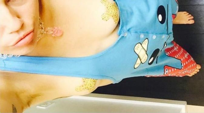 Foto Instagram Miley Cyrus memperlihatkan bulu ketiaknya yang lebat. Foto: linkis.com