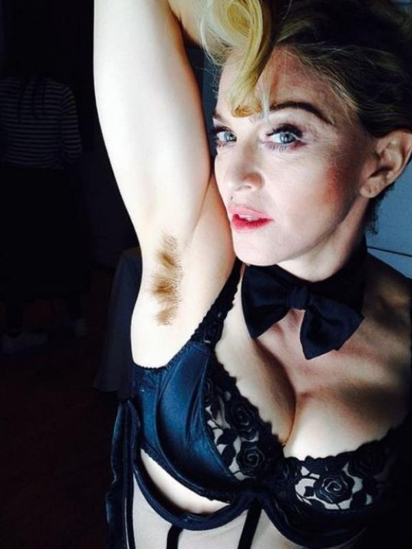 Madonna memamerkan bulu ketiaknya. Foto: metro.co.uk
