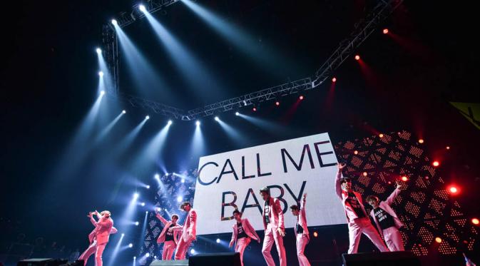 EXO saat beraksi membawakan lagu terbarunya, Call Me Baby (foto: Stardaily)