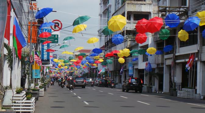 Kawasan Pasar Baru Bandung Dihias Sambut Peringatan ke-60 KAA (Liputan6.com/Okan Firdaus)
