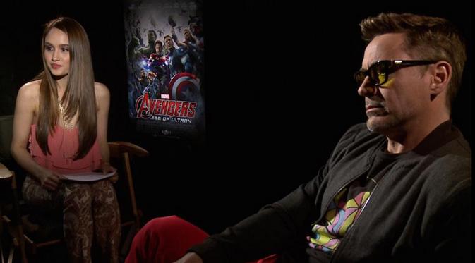 Cinta Laura dan Robert Downey Jr berbincang di The Walt Disney Studios, California, Amerika Serikat. (foto: twitter cinta laura)