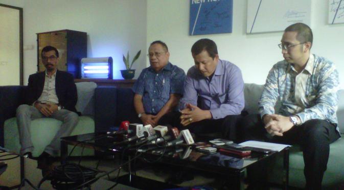 Togar Manahan Nero (kedua dari kanan) memberikan keterangan kepada pers usai menyerahkan gugatan ke PTUN (Risa Kosasih/Liputan6.com)