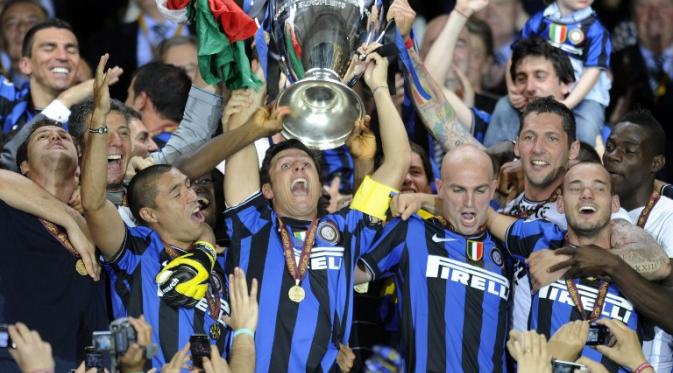 Para punggawa Inter Milan mengangkat trofi liga champions tahun 2010 di Santiago Bernabeu. (AFP)