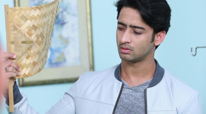 Kipas sate jadi andalan Shaheer Sheikh di lokasi syuting. (M. Akrom Sukarya/Bintang.com)