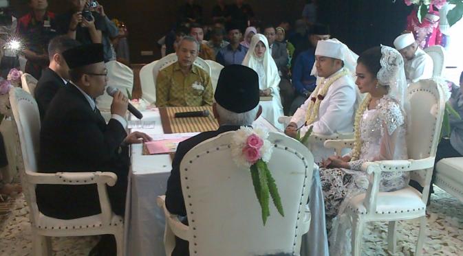 Usai ijab qobul, Hengky Kurniawan sah menjadi suami Sonya Fatmala. Foto: Ruswanto/Bintang.com