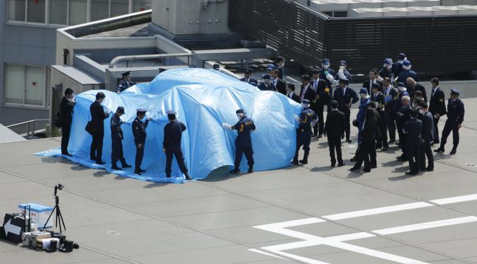 Drone radio aktif di kantor Perdana Menteri Jepang Shinzo Abe. (Reuters)