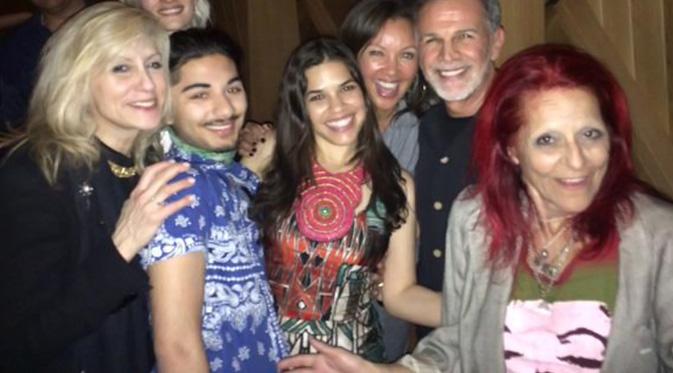 Para bintang Ugly Betty reunian di ulang tahun America Ferrera. (foto: twitter.com/vanessa williams)