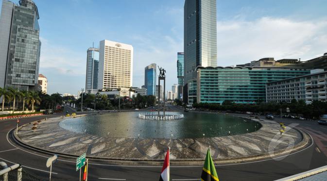 Suasana Bundaran HI Jakarta saat pengalihan arus lalu lintas terkait pertemuan para Kepala Negara pada KAA ke-60 di JCC, Rabu (22/4/2015). Pengalihan arus dilakukan pada 06.30-09.30 WIB, 17.00-18.30 WIB dan 19.00-22.00 WIB. (Liputan6.com/Faizal Fanani)