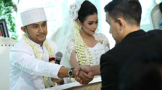 Hengky Kurniawan dan Sonya Fatmala saat akad nikah. (Galih W. Satria/bintang.com)