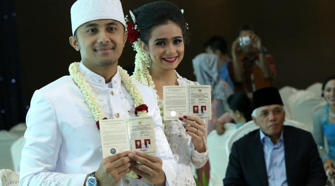  Hengky Kurniawan dan Sonya Fatmala menunjukkan buku nikah (Galih W. Satria/bintang.com)